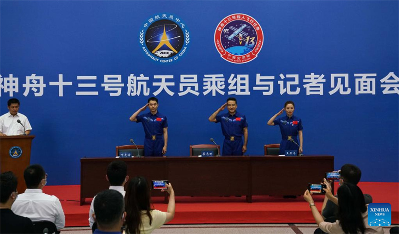 China: astronautas da miss?o Shenzhou-13 prestam declara??es à imprensa após quarentena e recupera??o