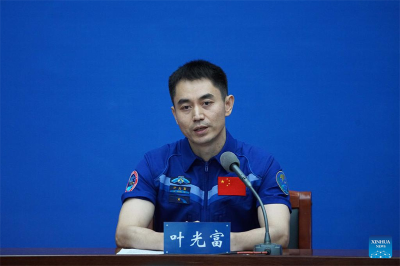 China: astronautas da miss?o Shenzhou-13 prestam declara??es à imprensa após quarentena e recupera??o