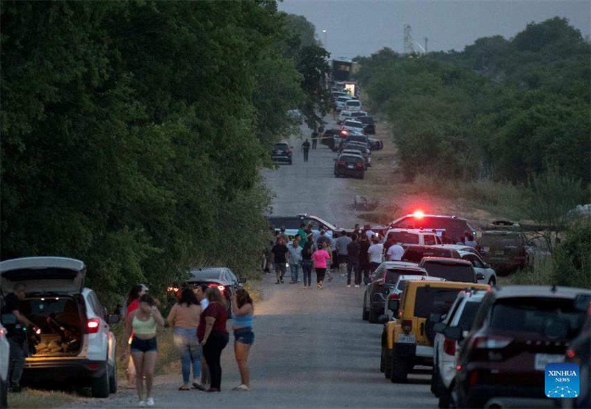 Número de imigrantes mortos encontrados dentro de caminh?o de 18 rodas no Texas sobe para 50
