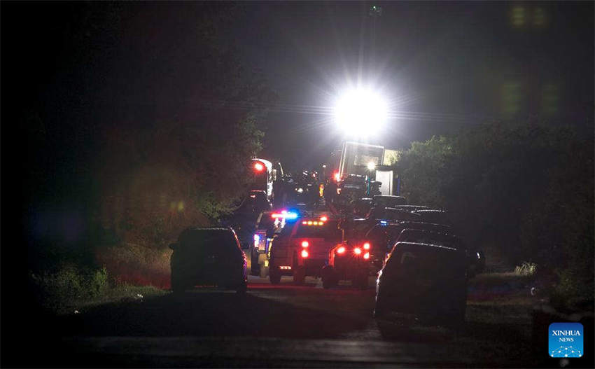 Número de imigrantes mortos encontrados dentro de caminh?o de 18 rodas no Texas sobe para 50