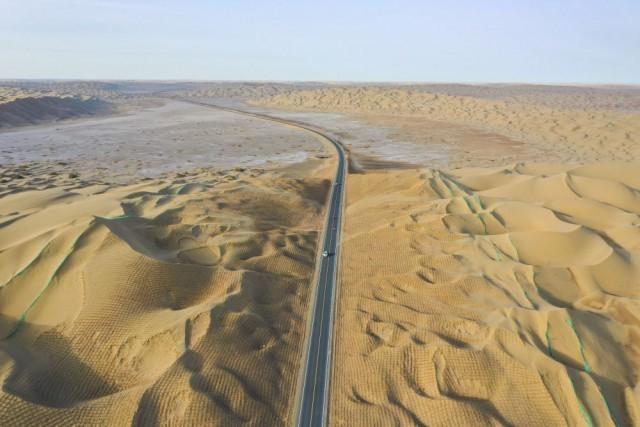 Nova rodovia colocada em opera??o no maior deserto da China