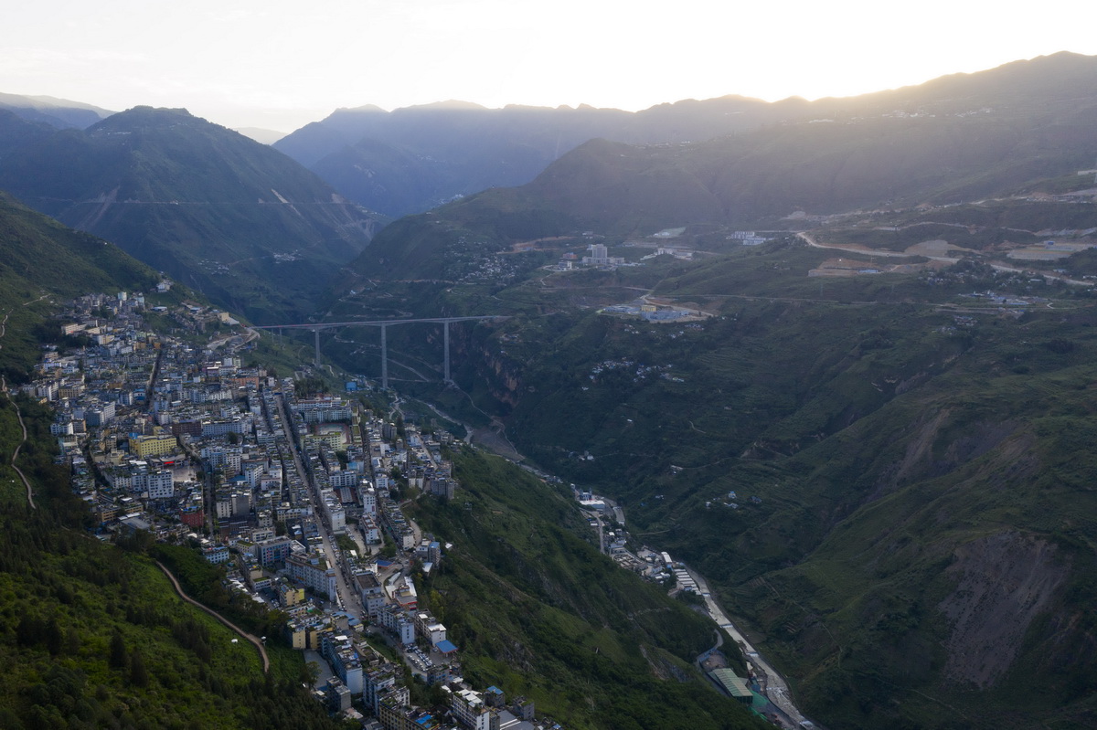 Ponte com píer de estrutura rígida mais alta do mundo é aberta ao tráfego no sudoeste da China
