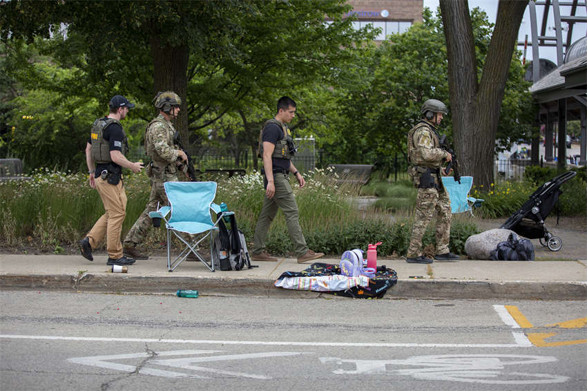 6 pessoas morrem em tiroteio no desfile do Dia da Independência nos EUA