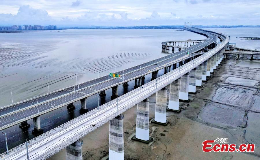 Trilhos sem lastro construídos para a ponte marítima da baía de Quanzhou