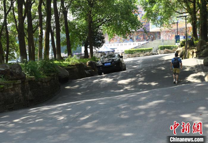 Caminho sinuoso em Chongqing replica experiência de 