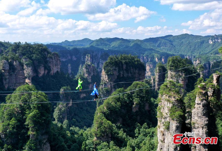 Caminhantes de slackline competem no Parque Nacional da Floresta de Zhangjiajie