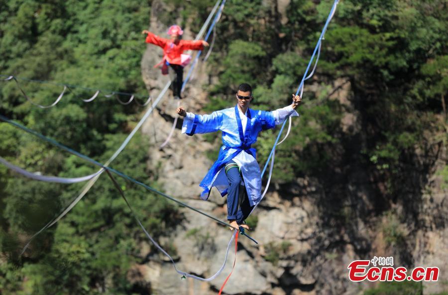 Caminhantes de slackline competem no Parque Nacional da Floresta de Zhangjiajie