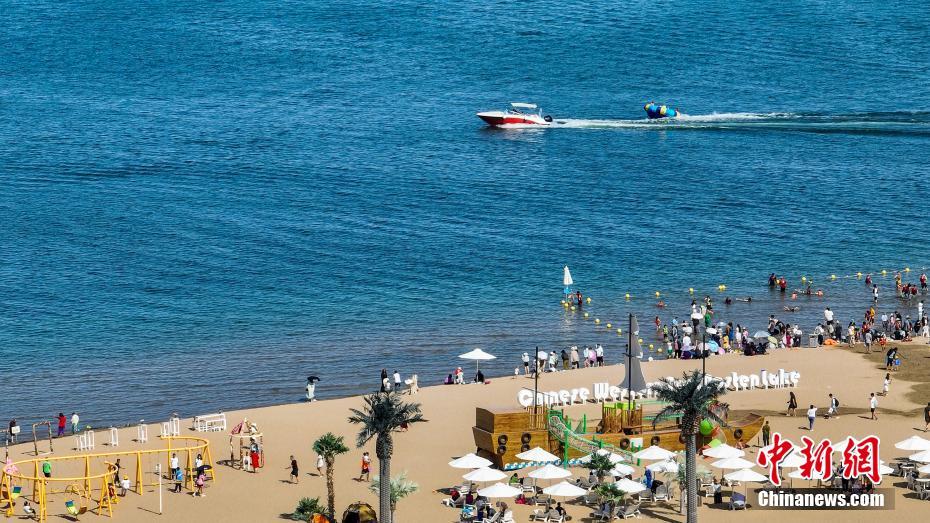 Xinjiang: habitantes desfrutam da frescura do ver?o nas margens do lago Bosten 