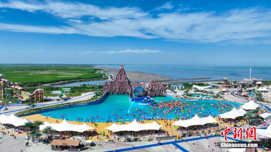 Xinjiang: habitantes desfrutam da frescura do ver?o nas margens do lago Bosten 