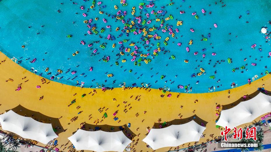 Xinjiang: habitantes desfrutam da frescura do ver?o nas margens do lago Bosten 