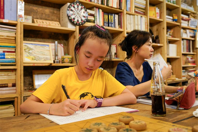 Galeria: residentes de Chongqing escapam do calor escaldante na cidade