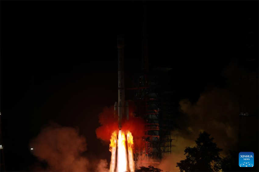 China lan?a novo satélite de retransmiss?o de dados