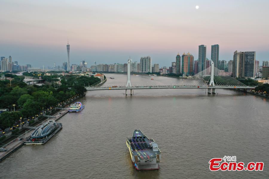 Navio cruzeiro com temática de porta-avi?es atrai visitantes