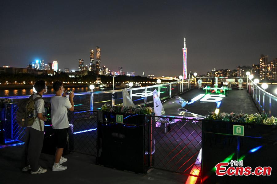 Navio cruzeiro com temática de porta-avi?es atrai visitantes