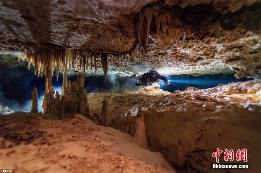 Galeria: paisagem fascinante de caverna subaquática em Tulum, México
