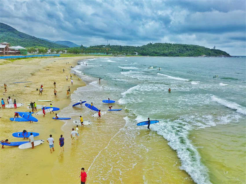 Hainan atrai visitantes de surf no ver?o