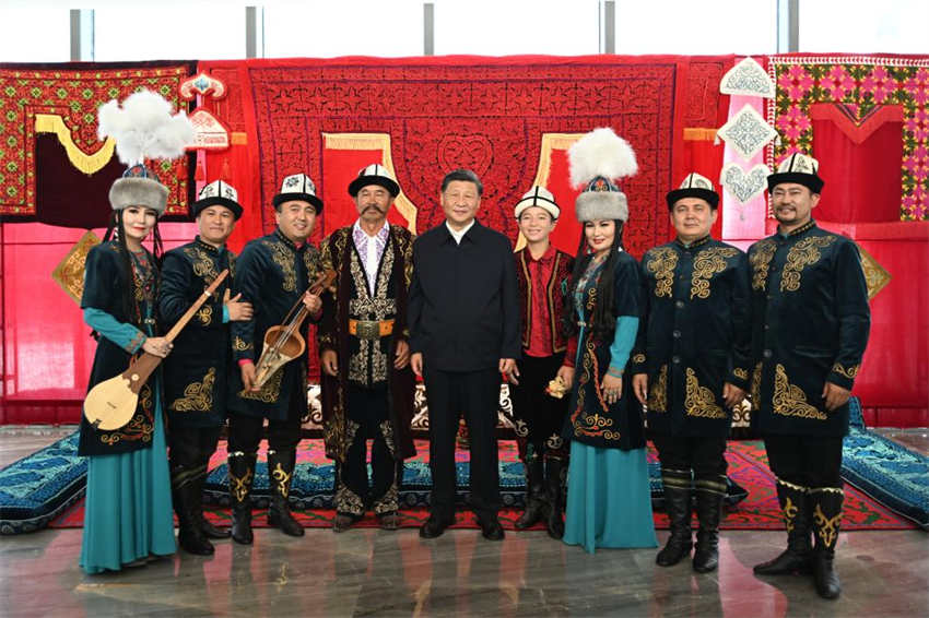 Xi Jinping enfatiza prote??o de patrim?nio cultural após assistir a apresenta??o étnica em Xinjiang