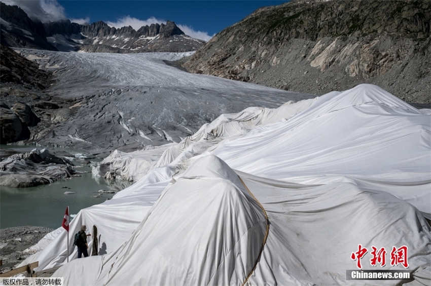 Suí?a cobre a geleira mais antiga dos Alpes com tapetes para evitar o degelo