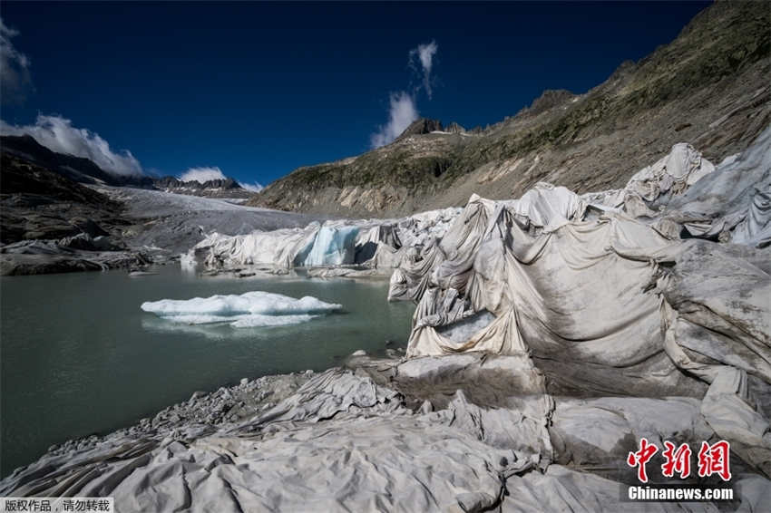 Suí?a cobre a geleira mais antiga dos Alpes com tapetes para evitar o degelo