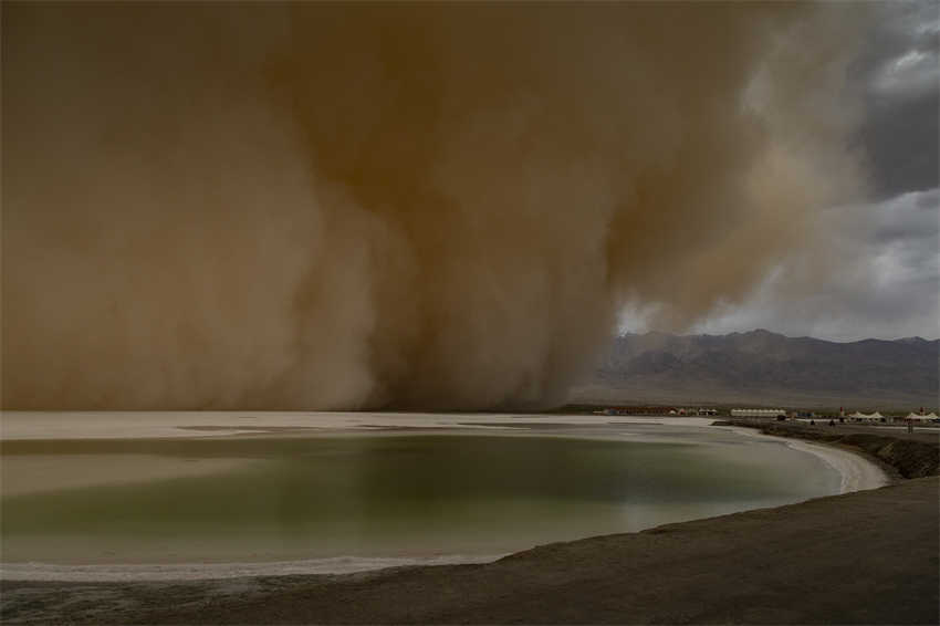 Qinghai: tempestade de areia na área cênica do lago Esmeralda 