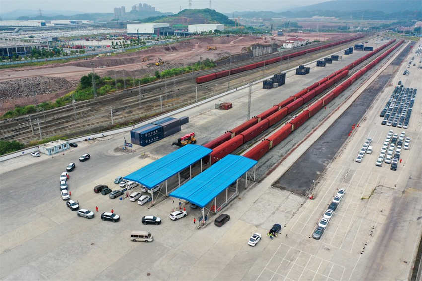 Trem carregado de carros chineses inicia viagem piloto de Chongqing a Moscou