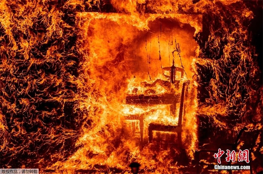 EUA: incêndio florestal na Califórnia queima 63 quil?metros quadrados em 3 dias