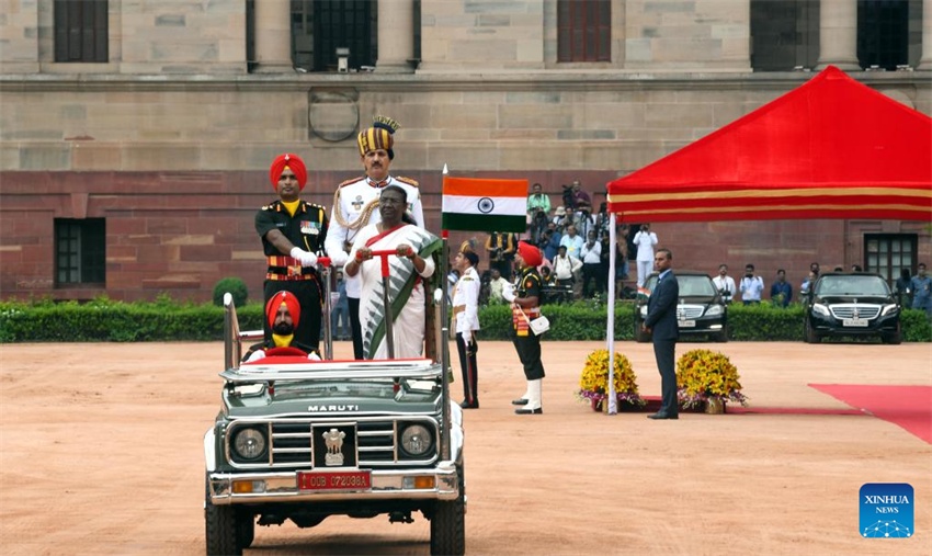 Draupadi Murmu faz juramento como 15o presidente da índia