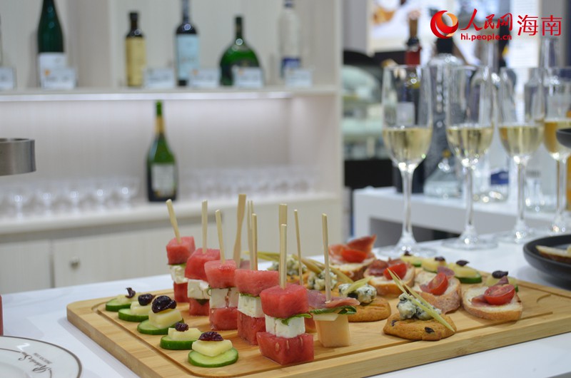 Iguarias globais atraem visitantes na 2a Exposi??o Internacional de Produtos de Consumo da China