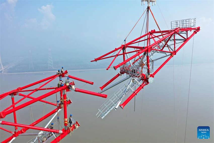 Estrutura da torre de transmiss?o do principal projeto de transmiss?o de energia UHV é concluída no leste da China