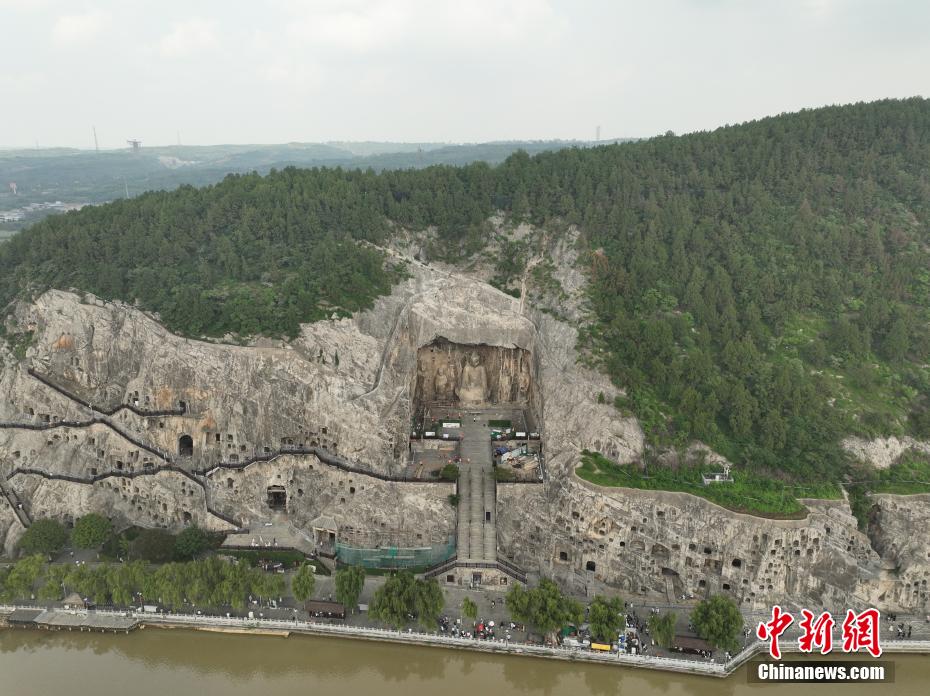 Luoyang: reconstru??o do Buda Losananas nas Grutas Longmen é concluída