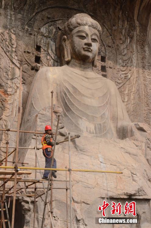 Luoyang: reconstru??o do Buda Losananas nas Grutas Longmen é concluída