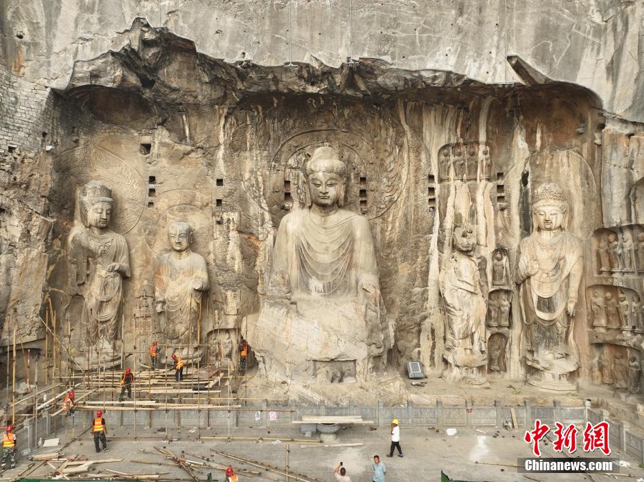 Luoyang: reconstru??o do Buda Losananas nas Grutas Longmen é concluída