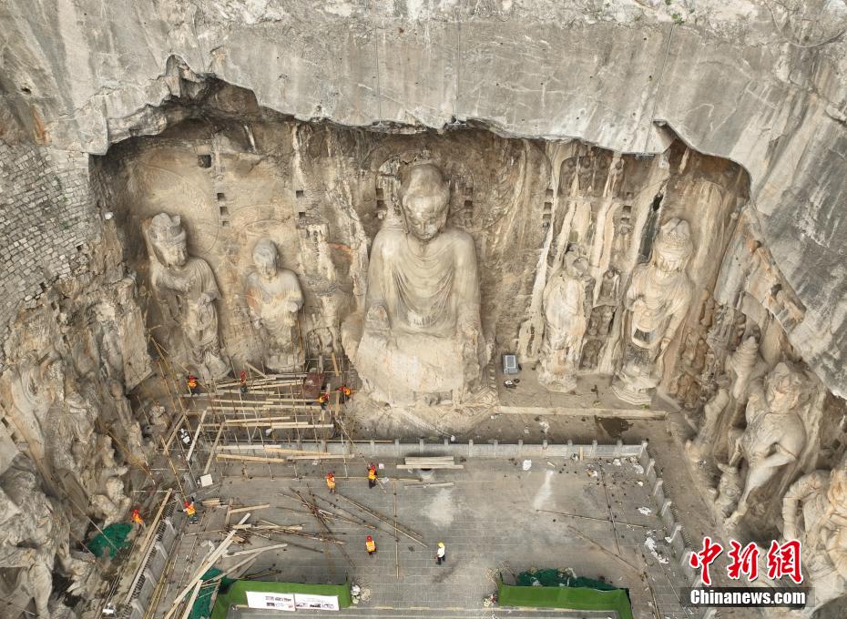Luoyang: reconstru??o do Buda Losananas nas Grutas Longmen é concluída