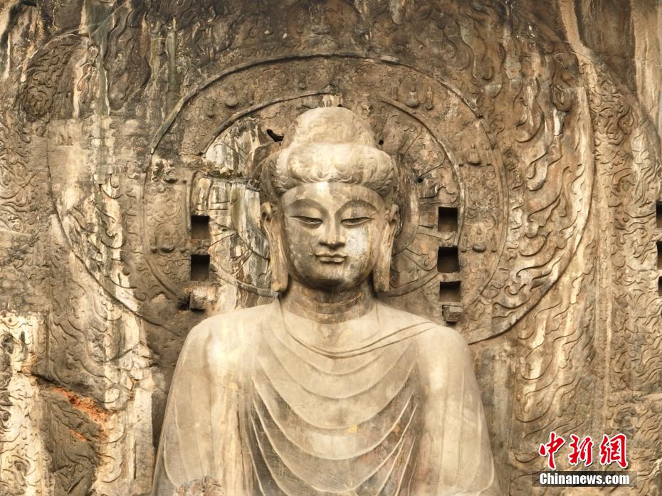 Luoyang: reconstru??o do Buda Losananas nas Grutas Longmen é concluída