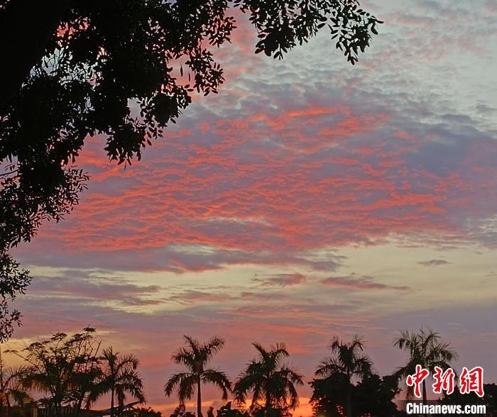 Haikou: bela paisagem do p?r do sol na Baía atrai cidad?os e turistas