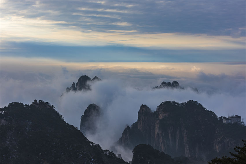 Patrim?nio mundial Montanha Huangshan atrai mais turistas em julho