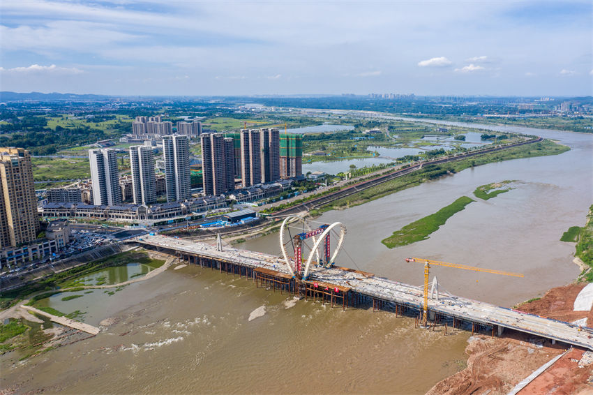 Sichuan: ponte sobre rio Minjiang está em constru??o