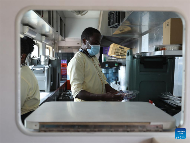 Ferrovia moderna construída pela China promove cria??o de empregos no Quênia