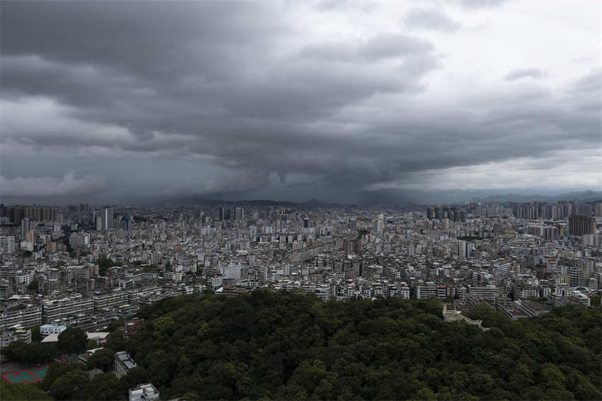 China lan?a resposta de emergência a tuf?o e inunda??es 