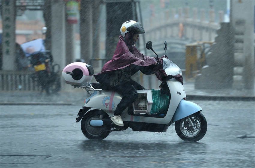 China lan?a resposta de emergência a tuf?o e inunda??es 