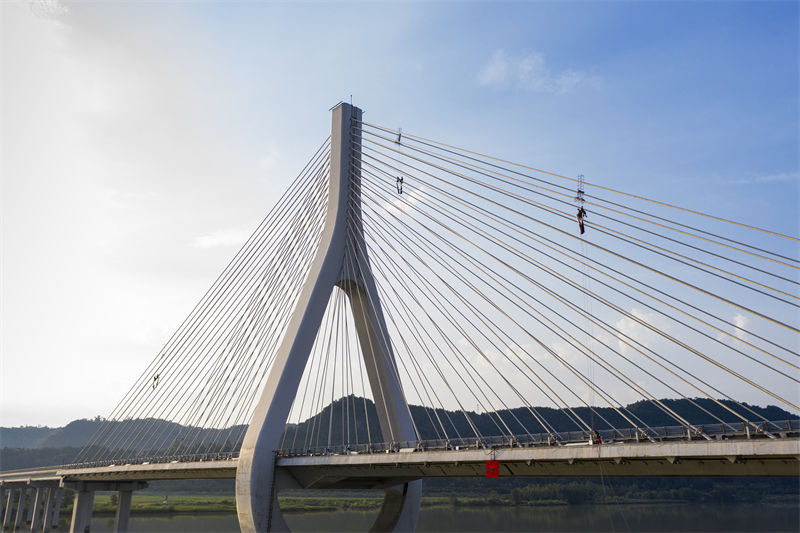 Sichuan: trabalhadores instalam ilumina??es nos horários mais frescos para evitar calor