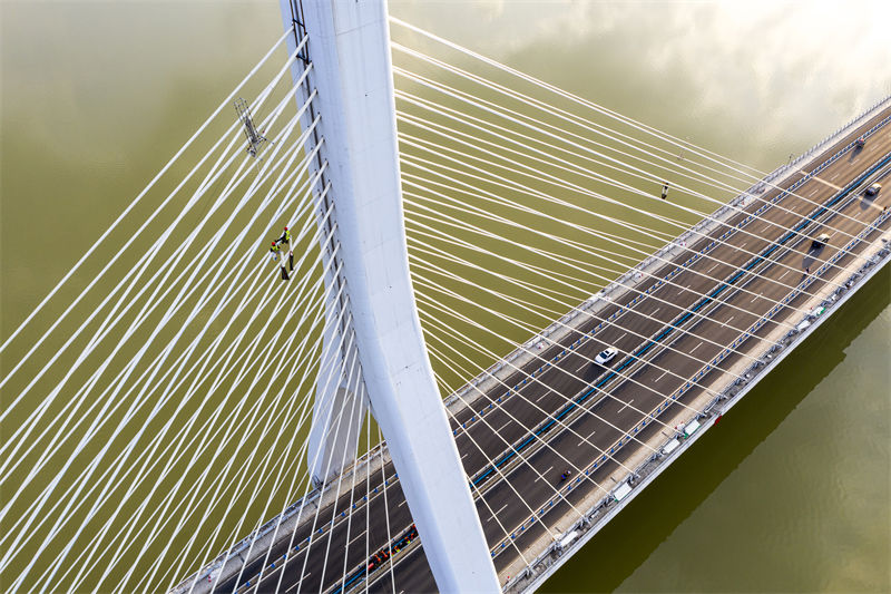 Sichuan: trabalhadores instalam ilumina??es nos horários mais frescos para evitar calor