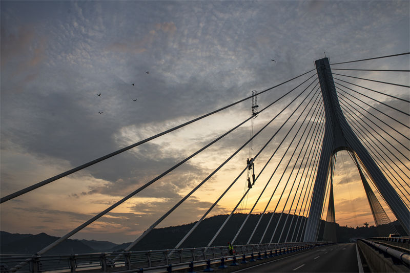 Sichuan: trabalhadores instalam ilumina??es nos horários mais frescos para evitar calor