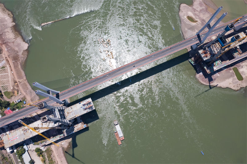 Chongqing: constru??o da ponte de Lijiatuo sobre rio Yangtzé está em andamento