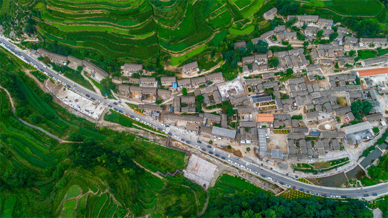 Beleza de estrada atrai aten??o turística no norte da China