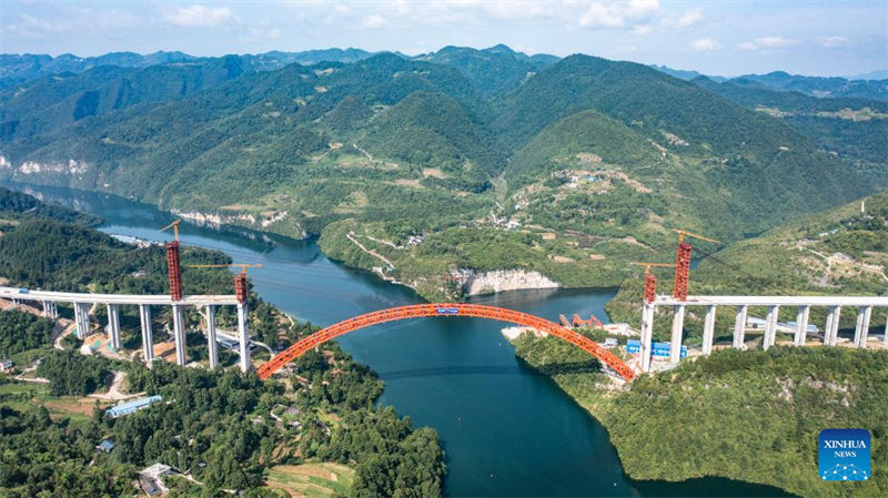 China: maior ponte em arco com tubo de a?o cheio de concreto no mundo conclui fechamento