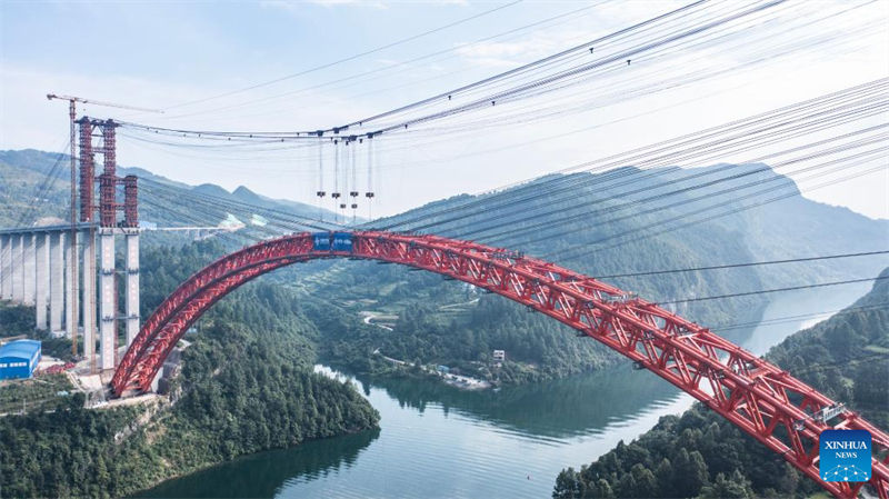 China: maior ponte em arco com tubo de a?o cheio de concreto no mundo conclui fechamento