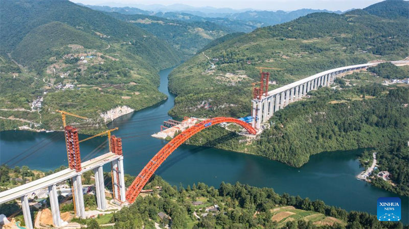 China: maior ponte em arco com tubo de a?o cheio de concreto no mundo conclui fechamento