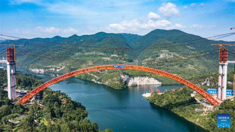 China: maior ponte em arco com tubo de a?o cheio de concreto no mundo conclui fechamento