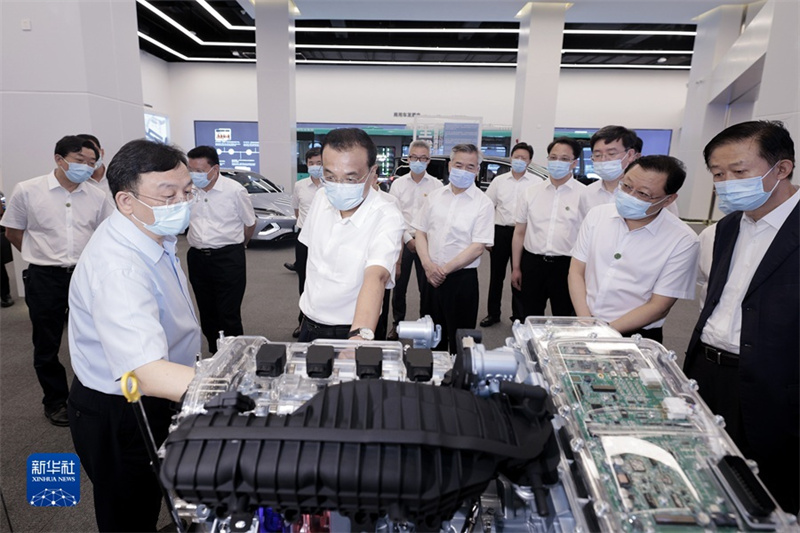 Premiê chinês enfatiza buscar novo ímpeto para estabilizar economia e promover desenvolvimento